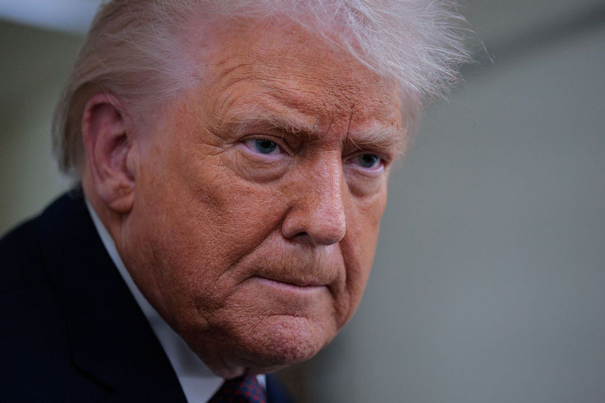 ترامب المتفائل يترقب قرار المحكمة العليا بشأن الرسوم الجمركية وسط تحذيرات خبراء من احتمال خسارته.