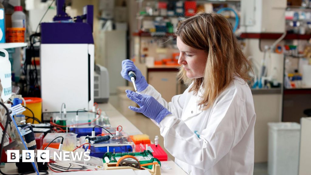 صندوق الأبحاث البريطاني البالغة قيمته 8 مليارات جنيه إسترليني يواجه 'قرارات صعبة' مع تعليق المنح الجديدة.