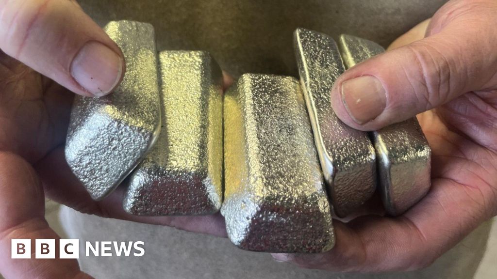 'Fin de una era' cuando se funde el último mineral de estaño del molino