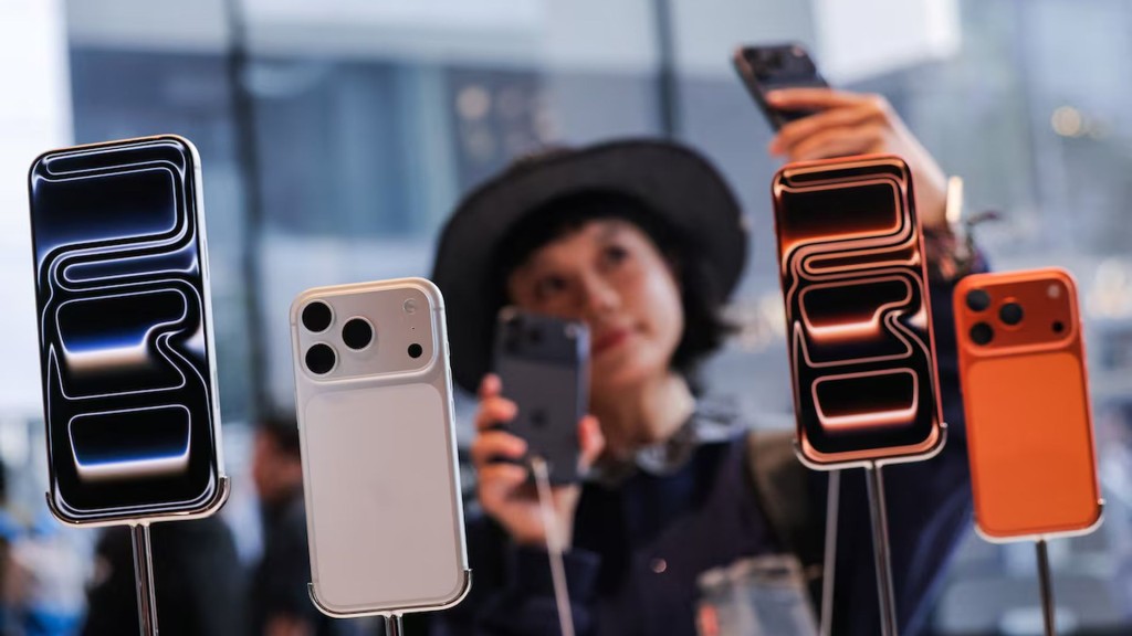 مبيعات وأرباح Apple تتجاوز تقديرات وول ستريت وسط طلب "مذهل" على iPhone