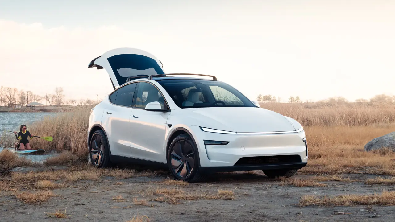 Tesla Model Y تحصل على تخفيض هائل في الأسعار بقيمة 9 آلاف روبية مع إصدار الدفع الخلفي المتميز الجديد، وتوقف إنتاج الطراز طويل المدى