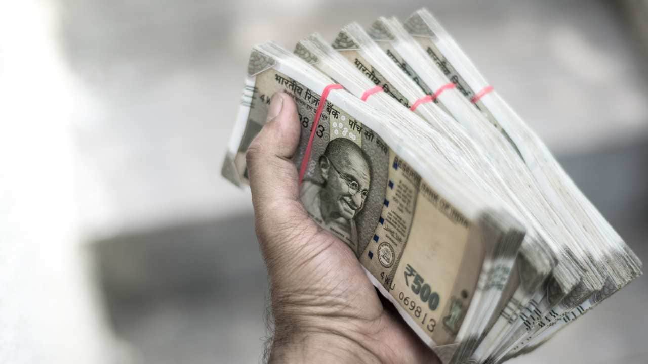 Rupee rebounds sharply after India–US trade deal; NDF signals return to 90/$ on improved sentiment