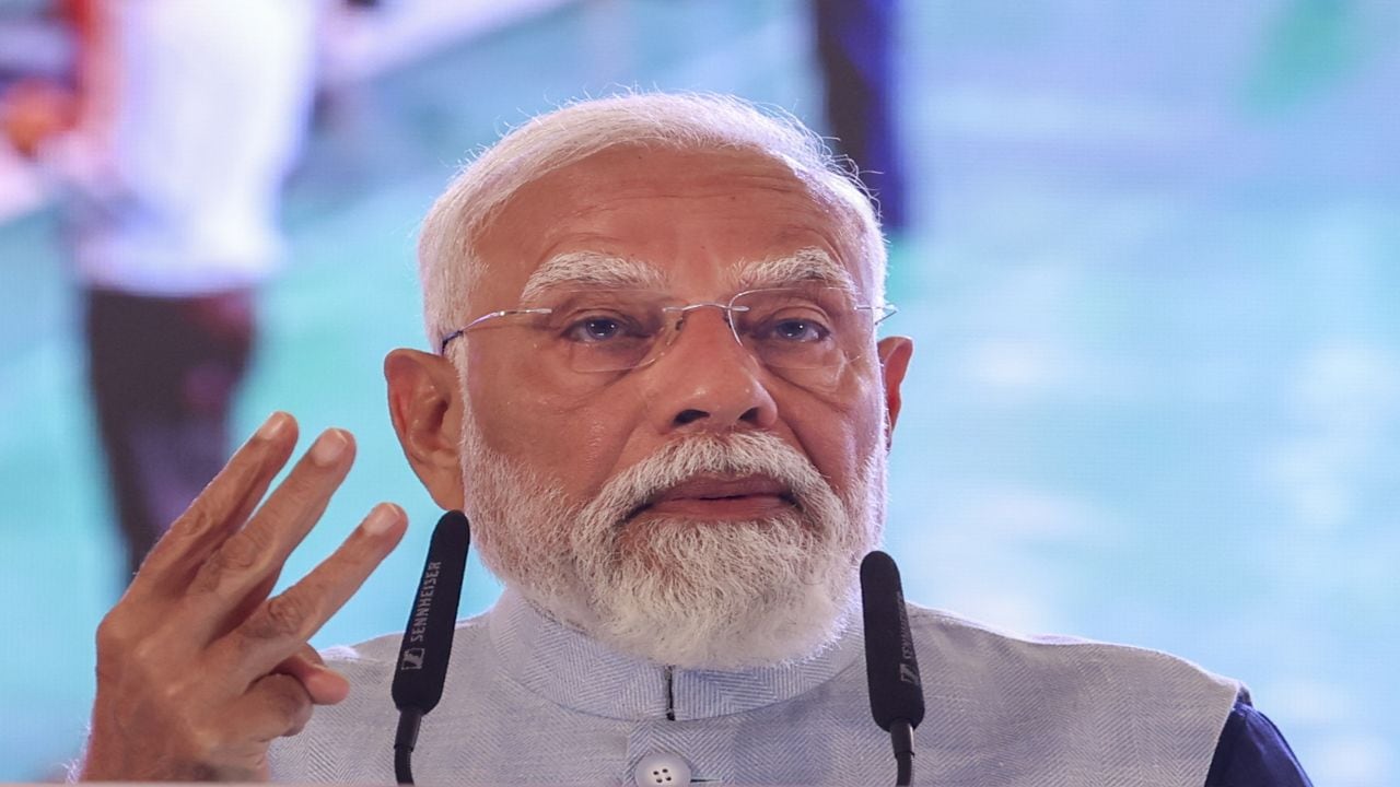 رئيس الوزراء ناريندرا مودي يسلّم 61 ألف خطاب تعيين لوظائف حكومية.