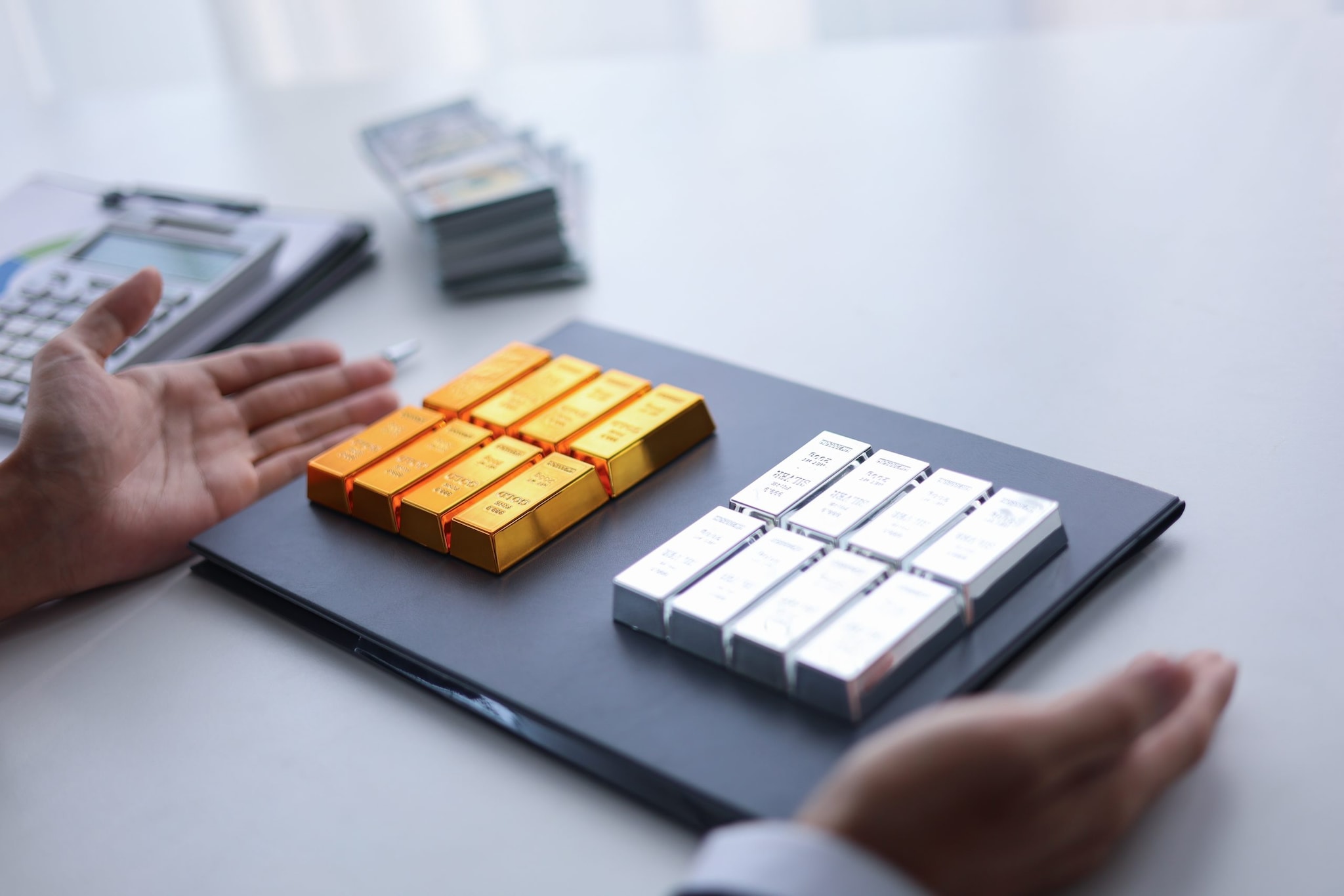 تراجع أسعار الذهب والفضة بعد جلستين متتاليتين من المكاسب.