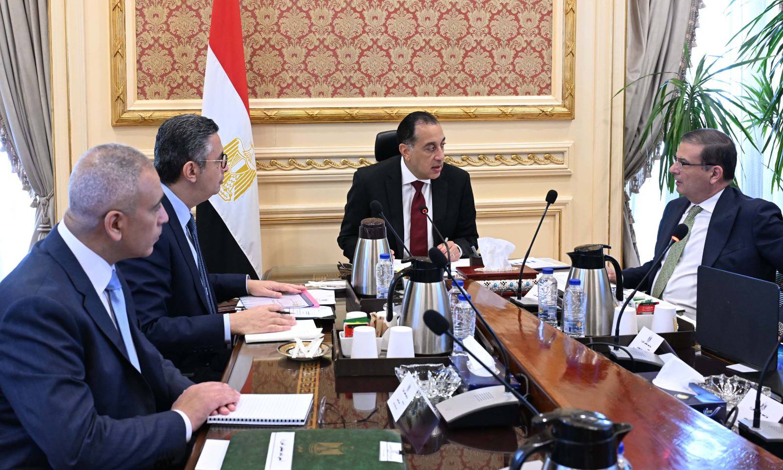 Madbouly analiza las existencias estratégicas de materias primas, el suministro de trigo y la planificación fiscal