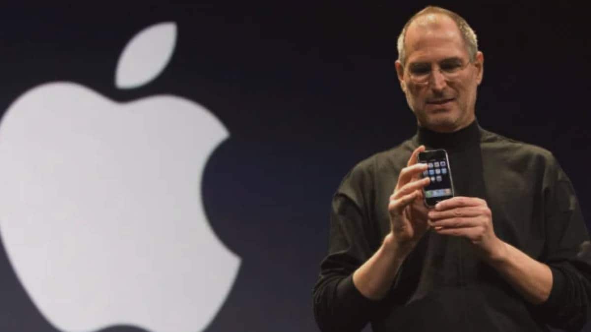 أبل في الخمسين من عمرها: كيف أعاد أول هاتف آيفون تعريف الهواتف الذكية وأطاح بنوكيا وبلاك بيري