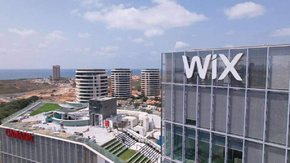 تعلن Wix عن عمليات تسريح كبيرة للعمال، ويشير الرئيس التنفيذي إلى تحديات أتمتة الذكاء الاصطناعي وسعر الصرف