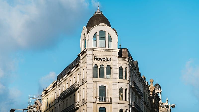 حصريًا: شركة Revolut العملاقة في مجال التكنولوجيا المالية تفتتح أول متجر فعلي في برشلونة