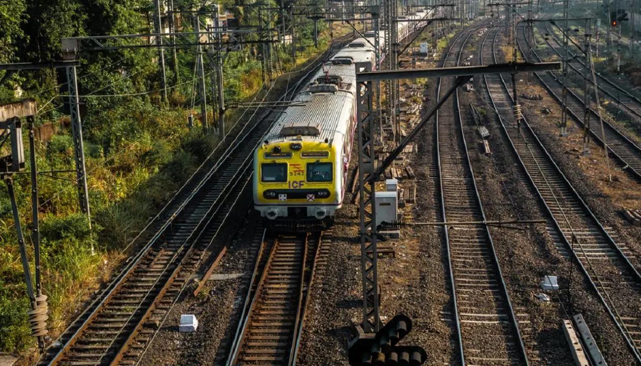 Over 1.97 lakh local commuters benefit from faster unreserved ticketing at CSMT