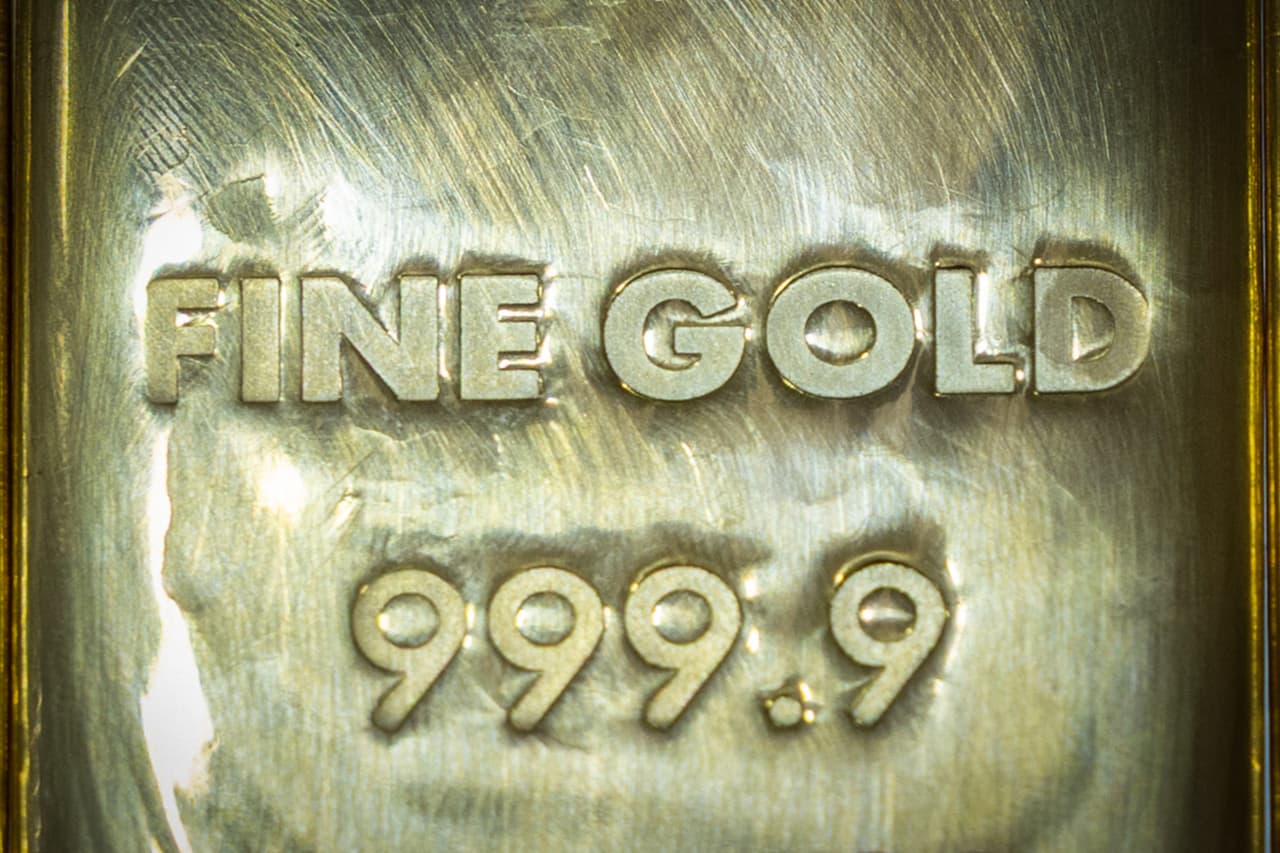 Gold falls as expectations of Warsh to Fed hits the dollar debasement trade