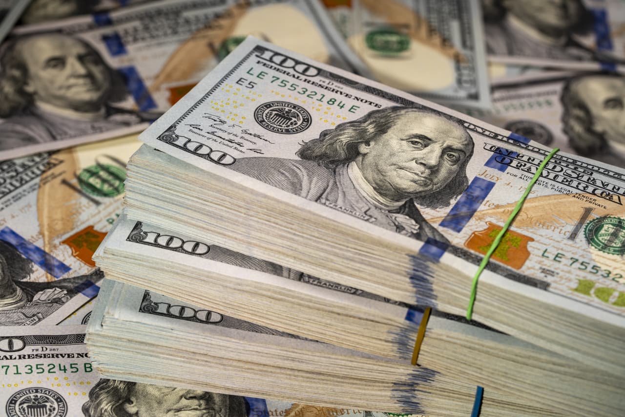 Why this hedge-fund veteran says investors should own both high-flying gold and the sinking U.S. dollar