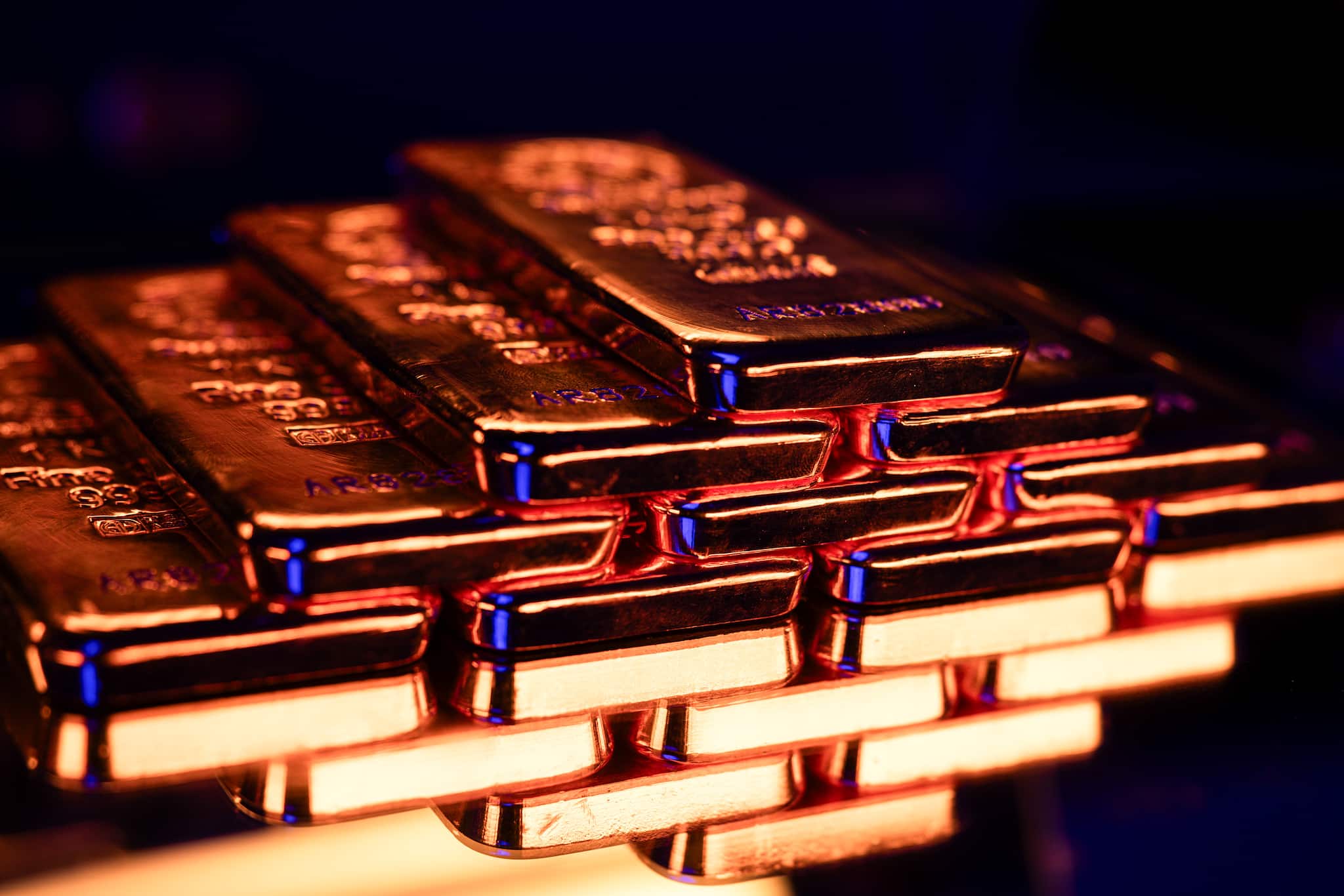 Gold rises for a third day in recovery from historic market rout