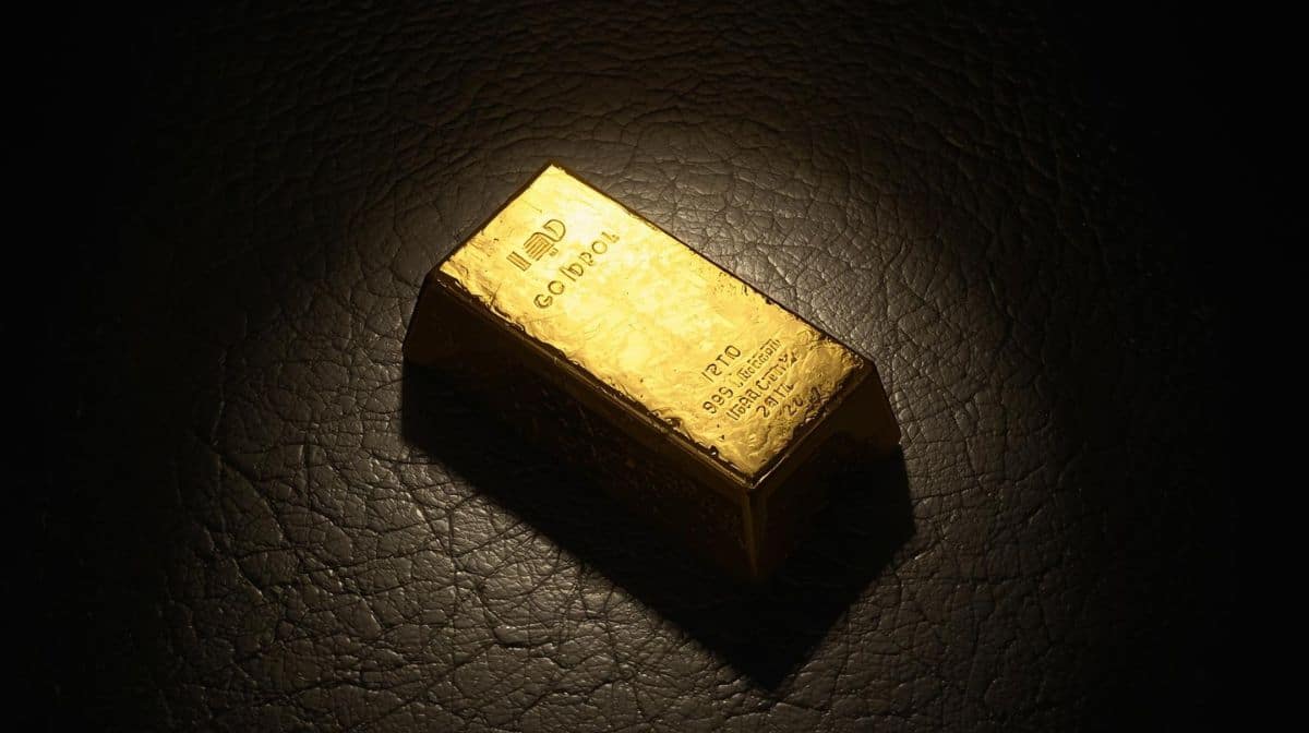 Gold drops over 1% as thin trading, profit‐taking weigh