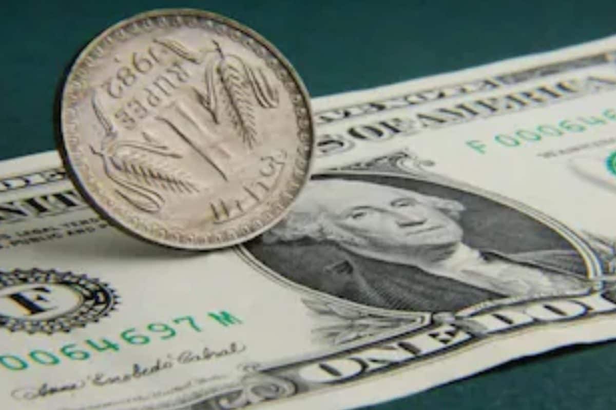الروبية تتعافى إلى 91.56 مقابل الدولار الأمريكي، وتقفز 37 بيسة في التعاملات المبكرة