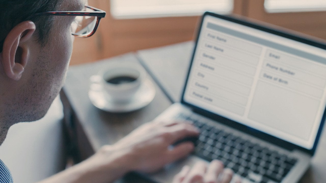 ربما أنت تسرب معلوماتك الشخصية عبر الإنترنت الآن. إليك كيفية إيقاف ذلك.