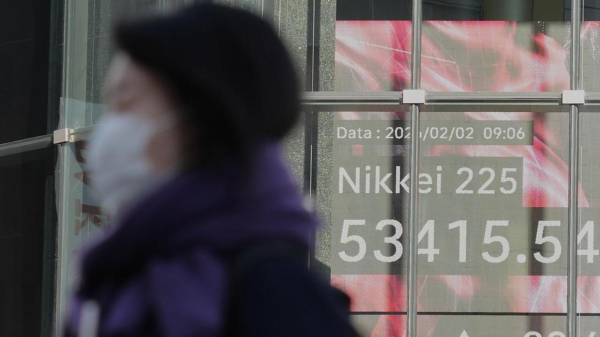 Asia shares wobble, oil prices climb, gold bounces back