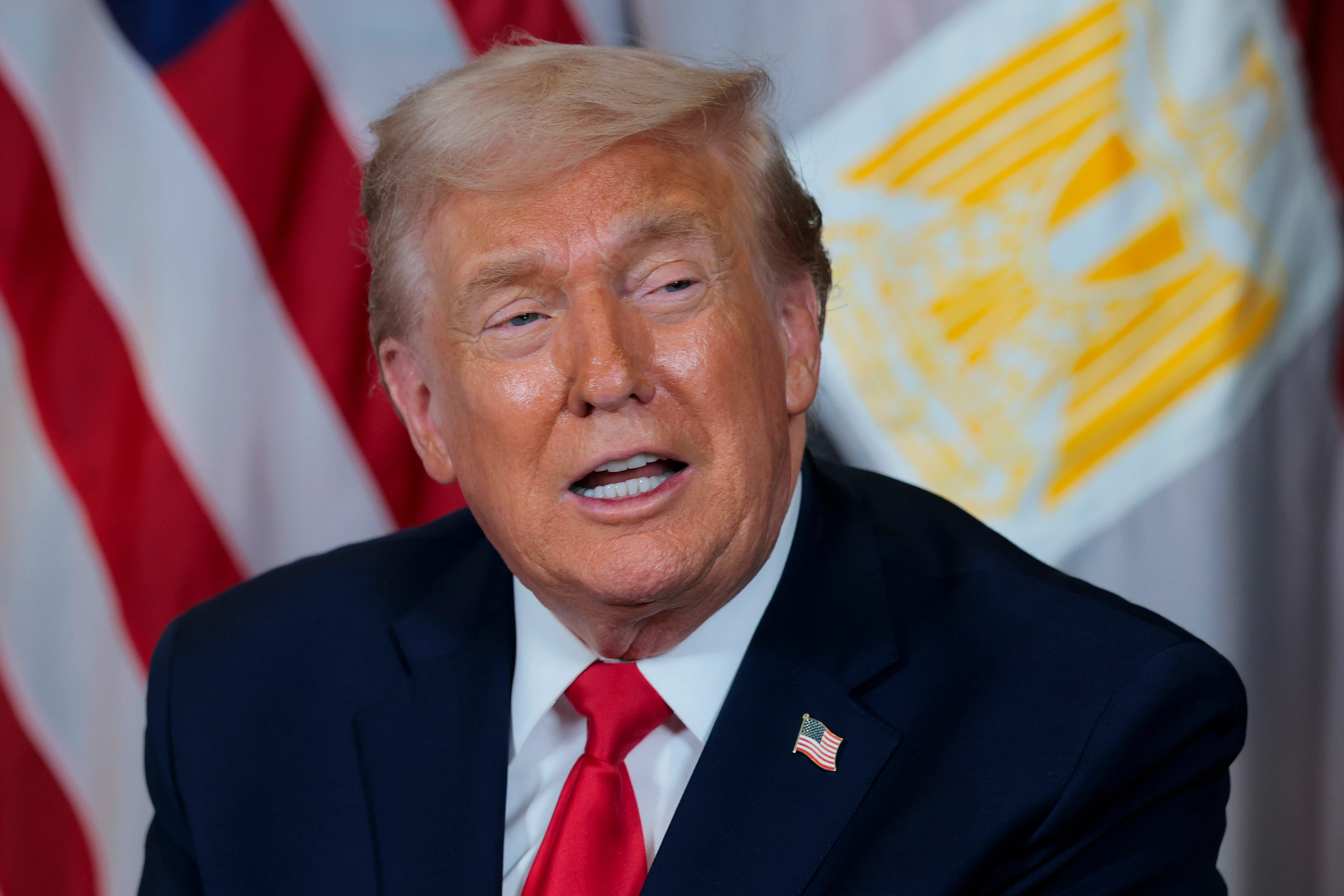 لماذا يفضل الرئيس ترامب ضعف الدولار الأمريكي؟