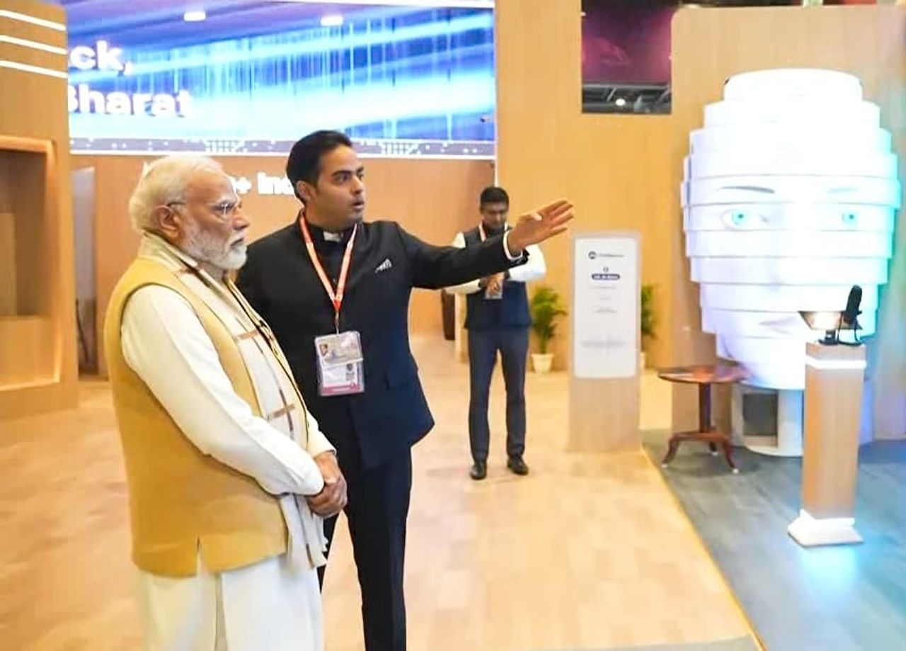 El primer ministro Modi visita el pabellón de IA Reliance Jio durante la Cumbre de Impacto de IA de India