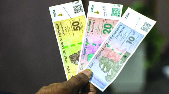 الدولار الأمريكي يحافظ على هيمنته بينما يعاني الزيمبابوي (ZiG) لاكتساب أهمية.