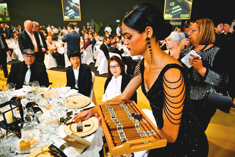 Cuba suspende evento de cigarros en medio de crisis económica