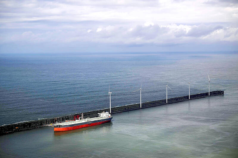 Oil rises, stocks retreat on Iran tensions