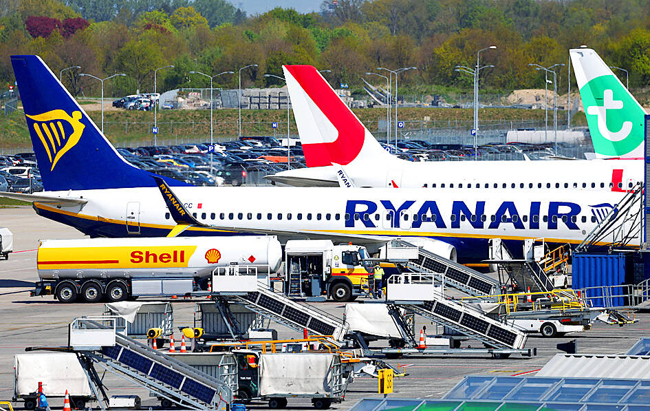 Las aerolíneas económicas son las primeras en recortar vuelos a medida que se disparan los precios del combustible para aviones