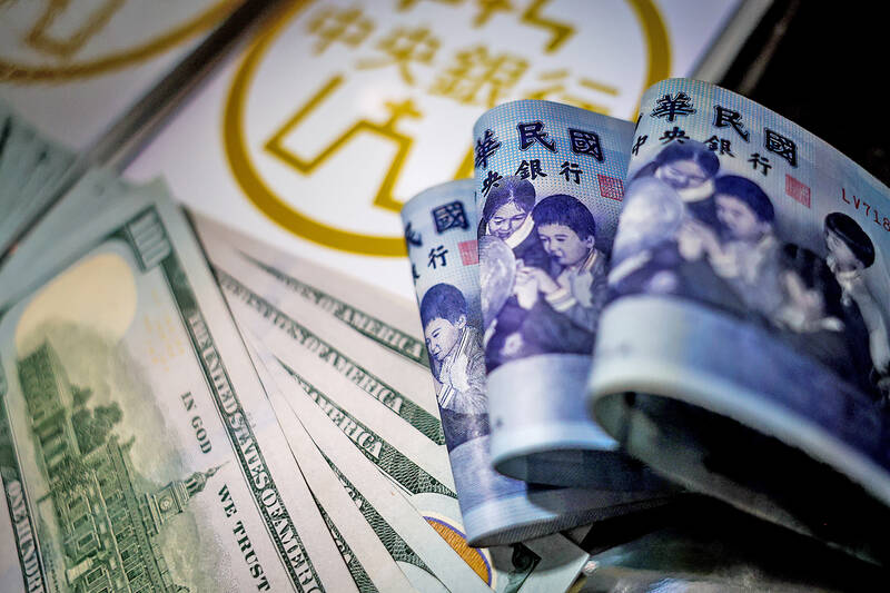 NT dollar plunges to a half-month low against US dollar