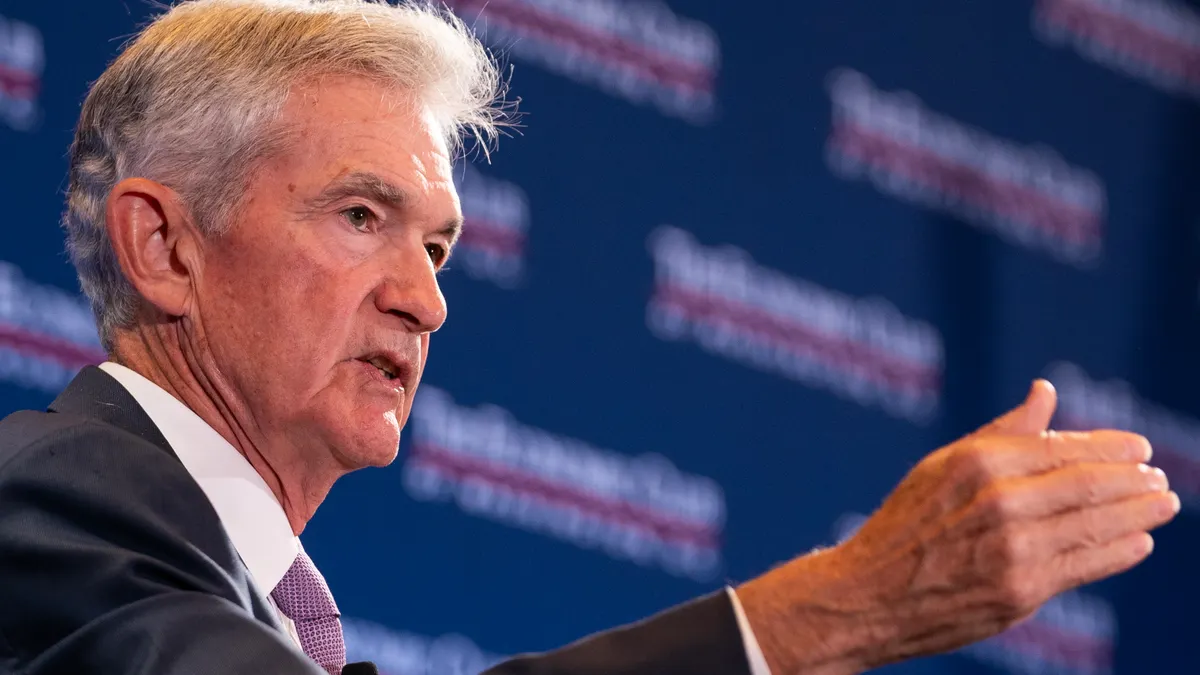 الفيدرالي يثبّت سعر الفائدة الرئيسي، مسلطاً الضوء على مؤشرات استقرار سوق العمل.