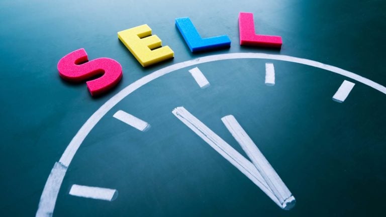 ثلاثة من المطلعين على الأسهم يبيعون بأعداد كبيرة