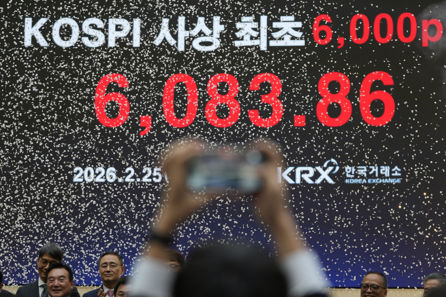 Kospi topping 6,000 masks K-shaped divide in economy, economists warn