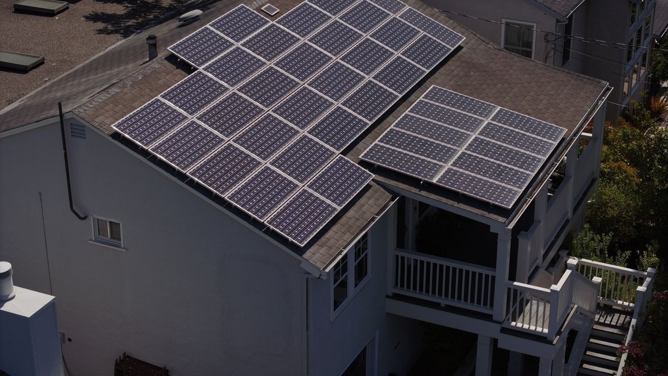 La industria solar se adapta tras las cancelaciones de programas federales