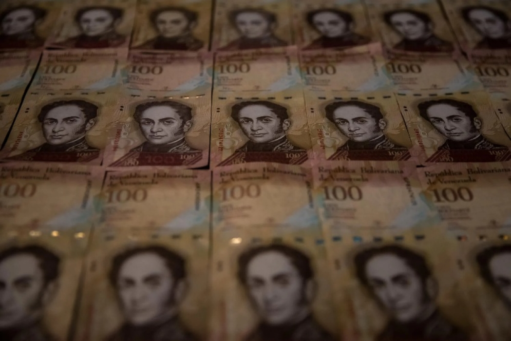 La crisis del Bolívar en Venezuela hace que los dólares sean reyes y los trabajadores cuenten centavos