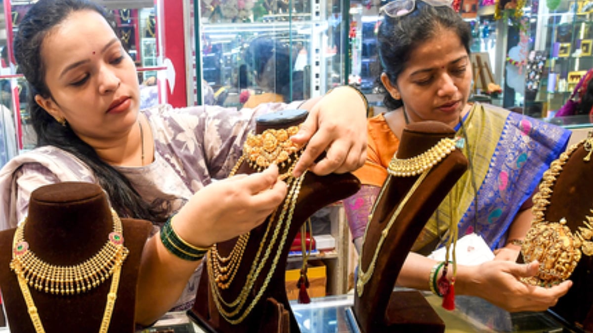 ارتفع الذهب بما يزيد عن 5% على أساس أسبوعي وسط تراجع أسعار النفط الخام