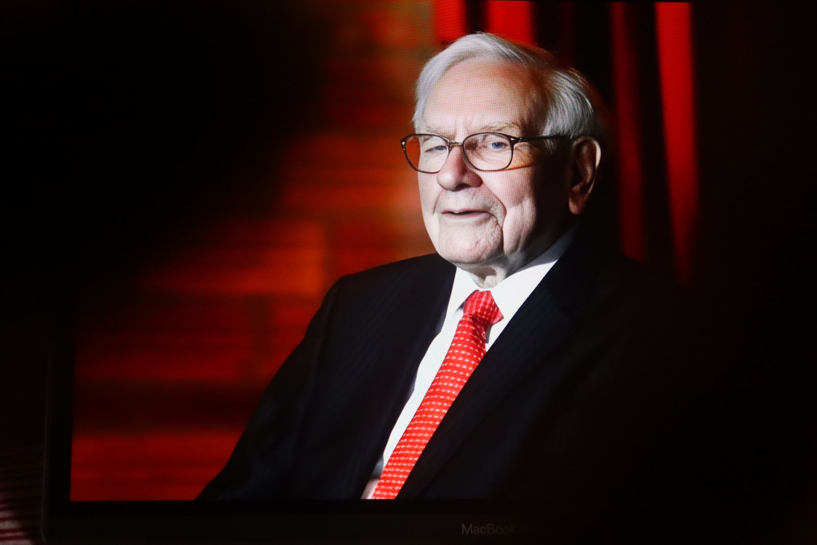 Warren Buffett dice que sólo compre acciones con las que se sienta cómodo manteniéndolas durante diez años; de lo contrario, ni siquiera se moleste en “poseerlas durante diez minutos”