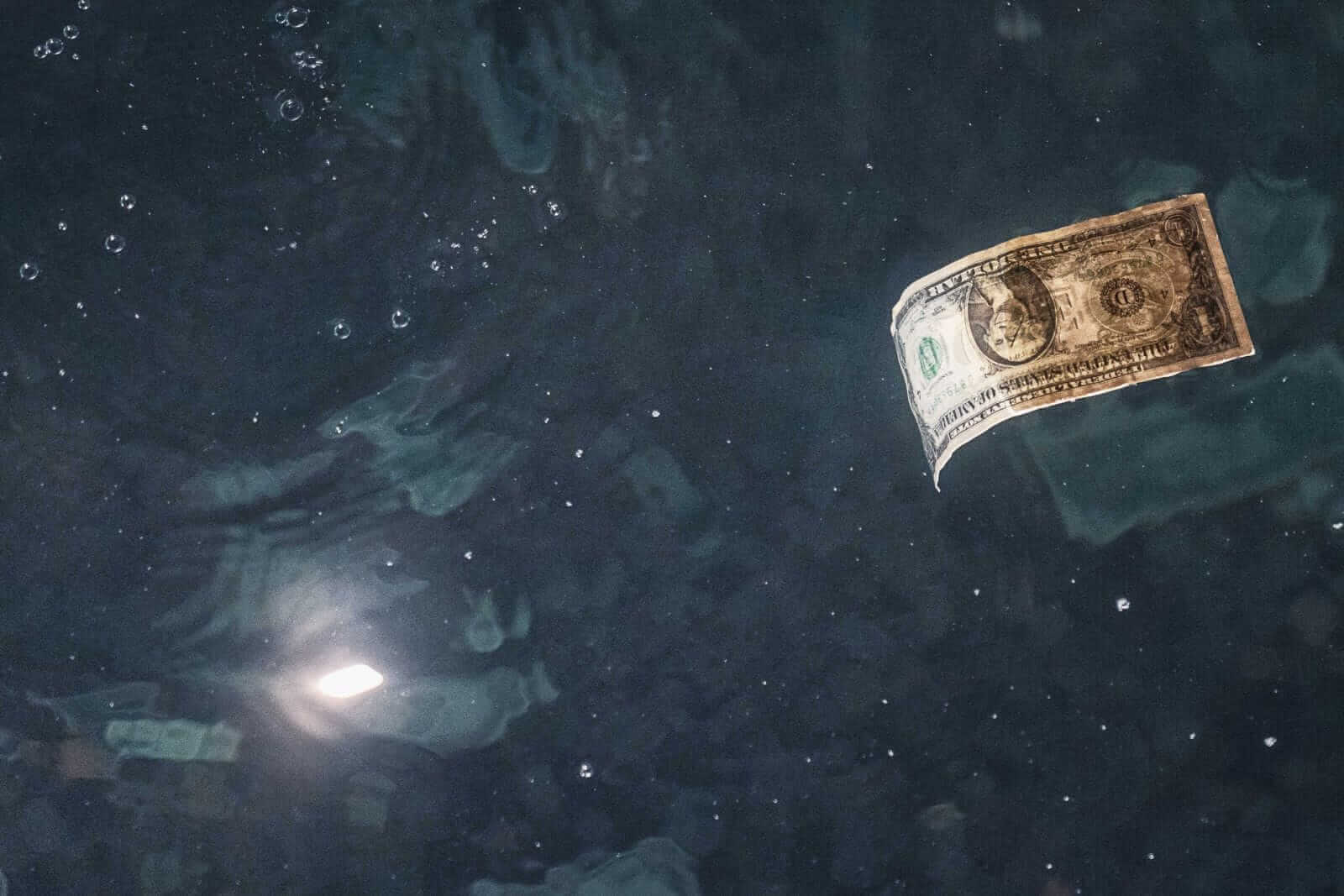 El dólar cae ante las esperanzas de una diplomacia entre Estados Unidos e Irán
