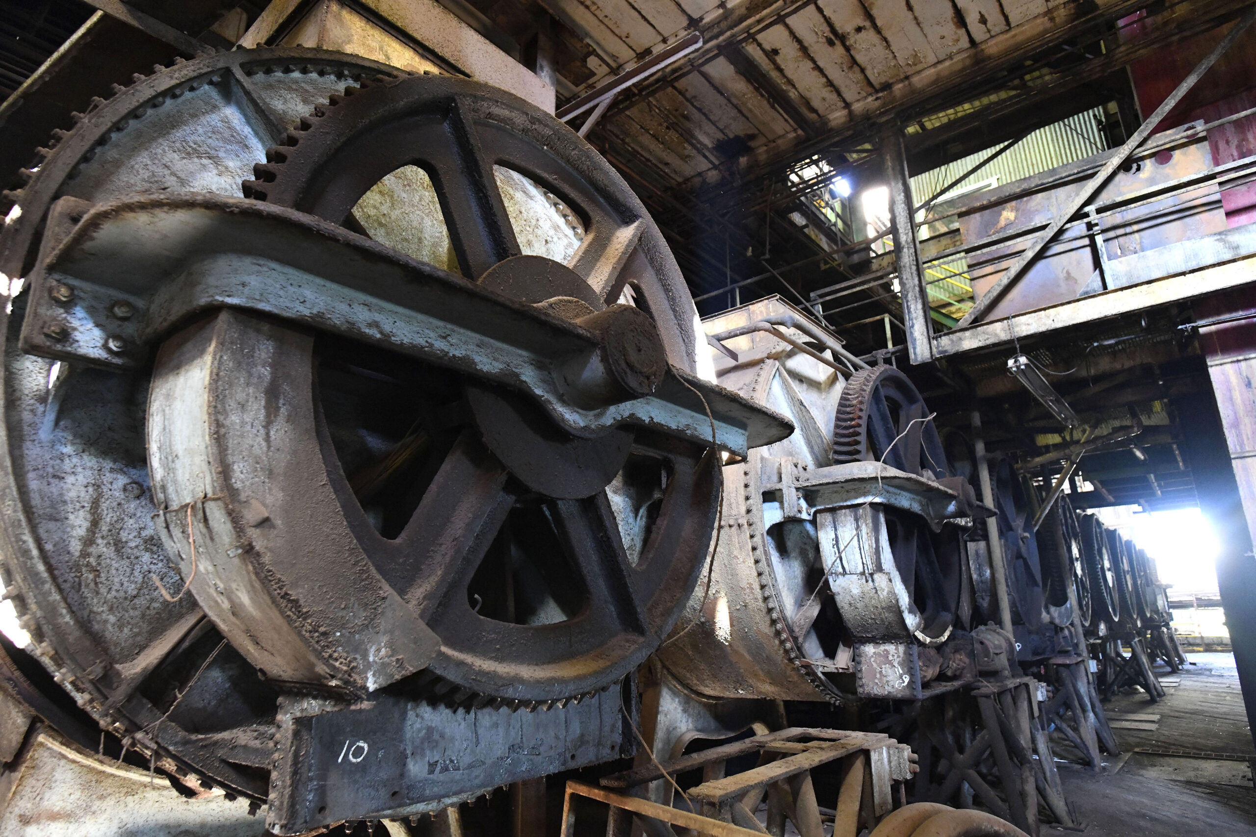 Diez años después del cierre de la plantación de azúcar, la transformación de Puʻunēnē Mill en proceso