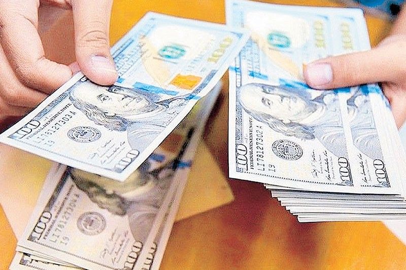 احتياطيات الدولار تنخفض إلى 104 مليارات دولار في أبريل