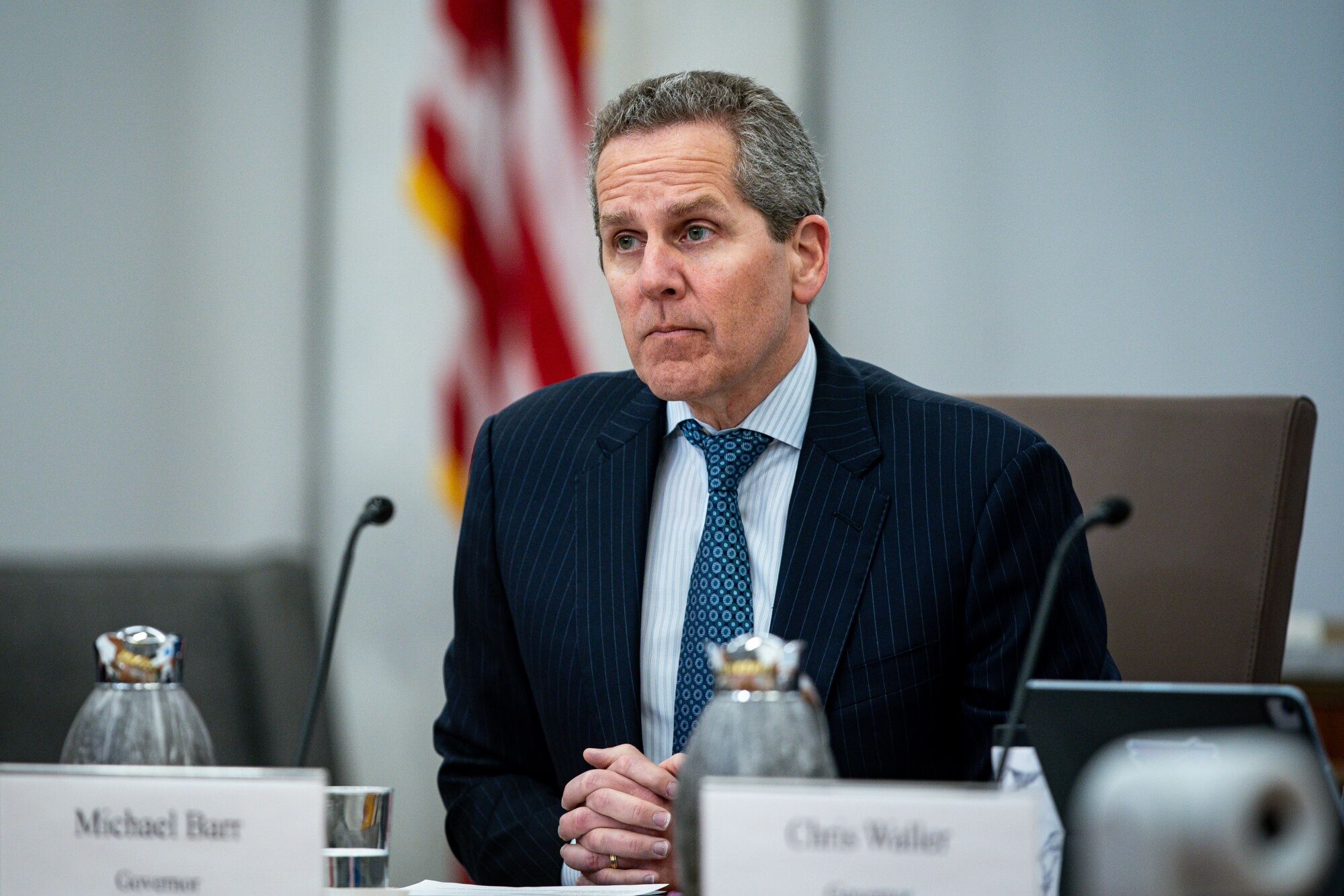 Barr de la Reserva Federal advierte sobre los riesgos vinculados a reglas bancarias más flexibles en Wall Street