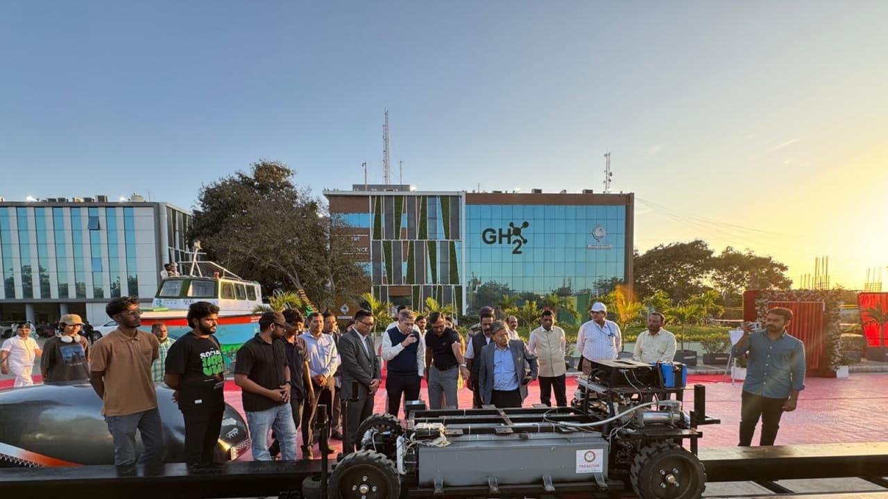 ميناء دِيندايال يعرض تكنولوجيا الشحن بالرفع المغناطيسي بعد نجاح اختبار المحرك الخطي الحثي.