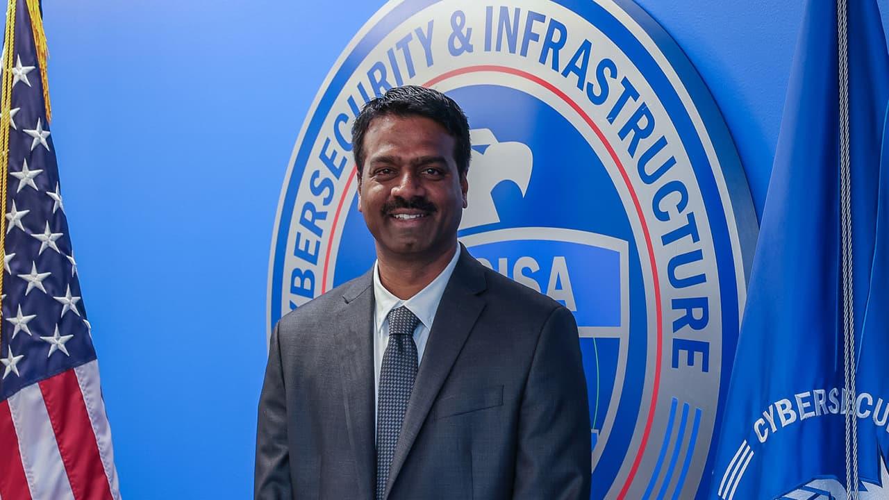 قام رئيس الأمن السيبراني الأمريكي بتحميل ملفات حساسة إلى برنامج الدردشة الآلي العام ChatGPT.