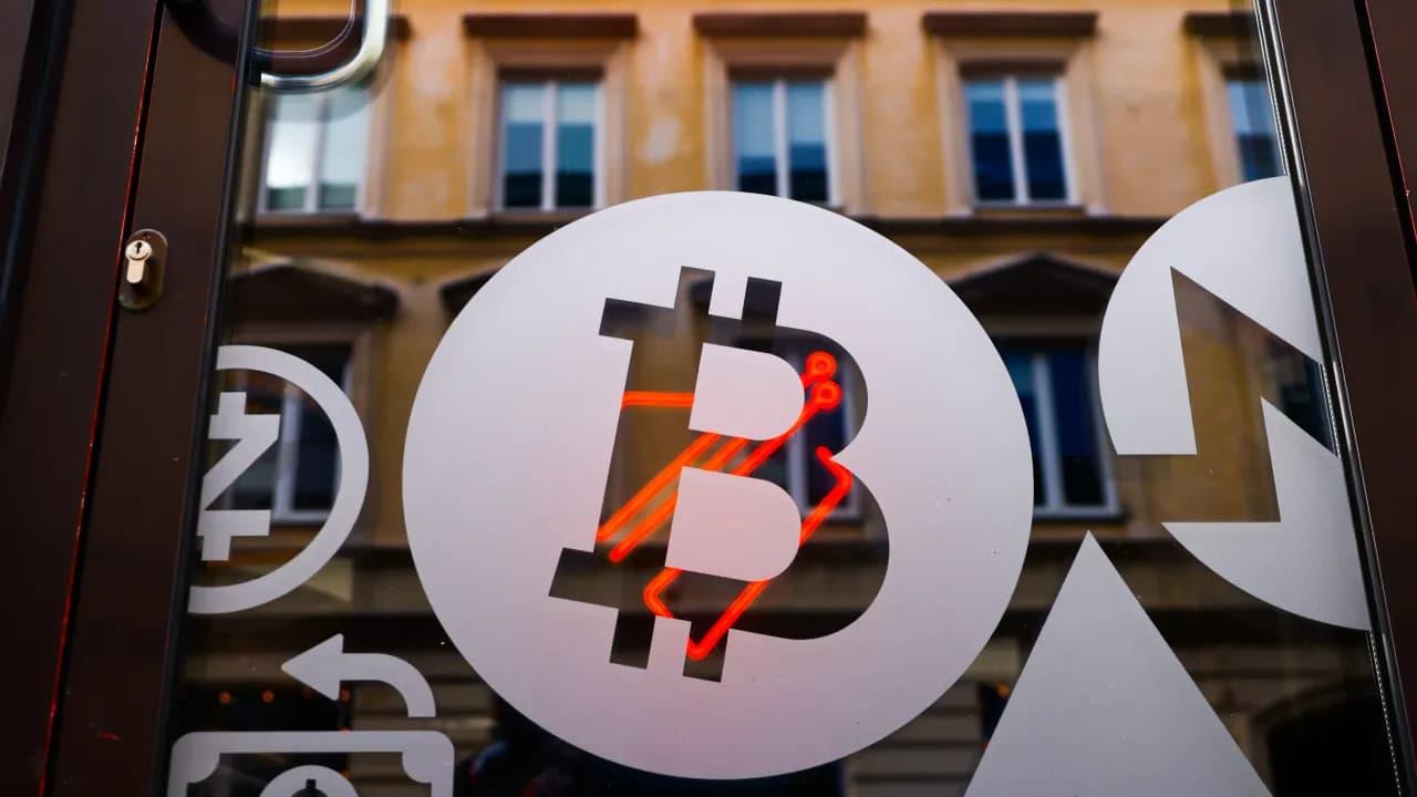 لماذا ينخفض سعر البيتكوين؟ سعر BTC ينزلق نحو 70 ألف دولار بعد أسبوع من قمم متدنية بسبب "البيع الناتج عن الحملات الترويجية".