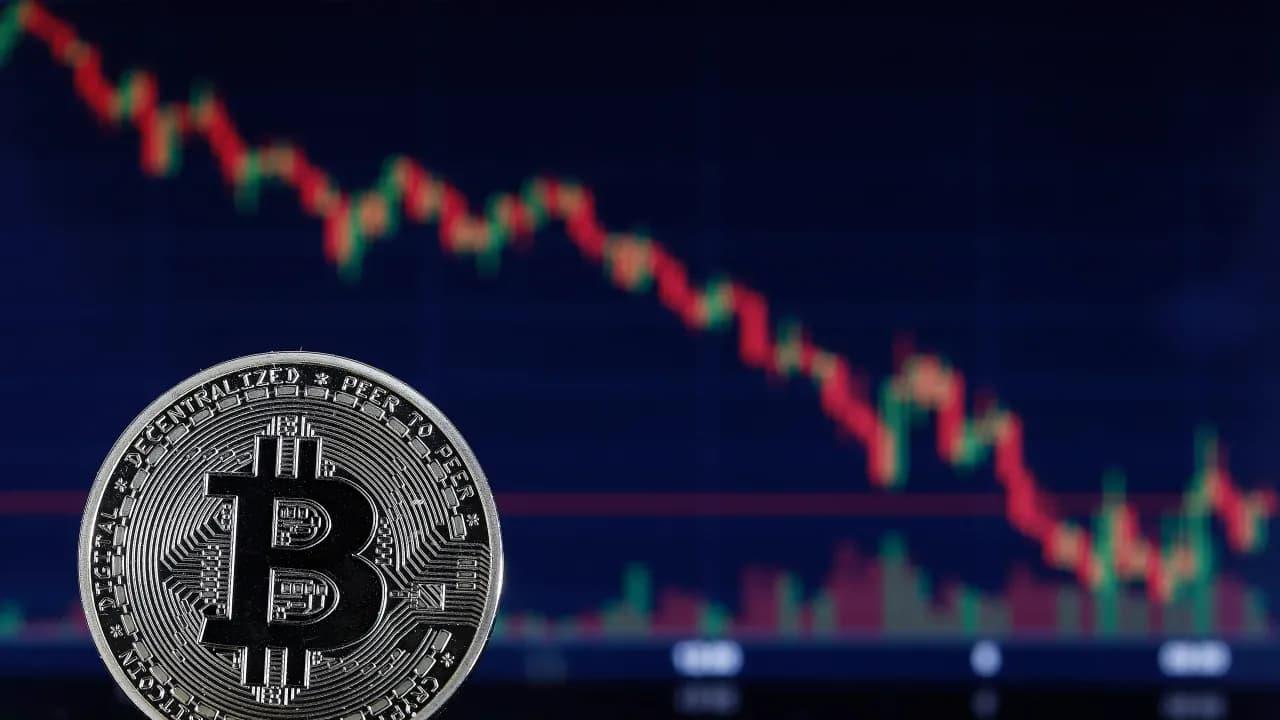 لماذا تتوقع شركات التجزئة انخفاض سعر البيتكوين إلى مستوى 30 ألف دولار وتفوق أداء الذهب والفضة؟