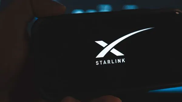 أرسلت إدارة ترامب الآلاف من محطات ستارلينك إلى إيران لمساعدة المتظاهرين وسط انقطاع الإنترنت: تقرير