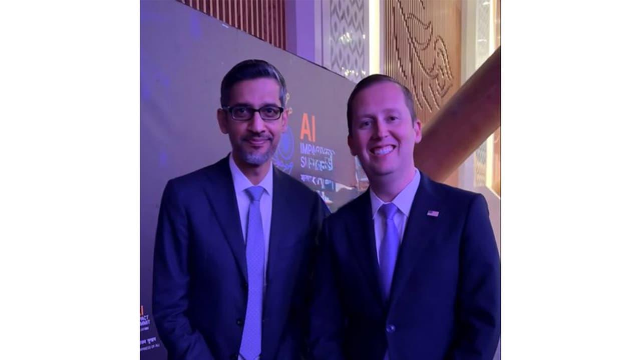 السفير الأمريكي جور يلتقي بسوندار بيتشاي في قمة تأثير الذكاء الاصطناعي الهندية 2026