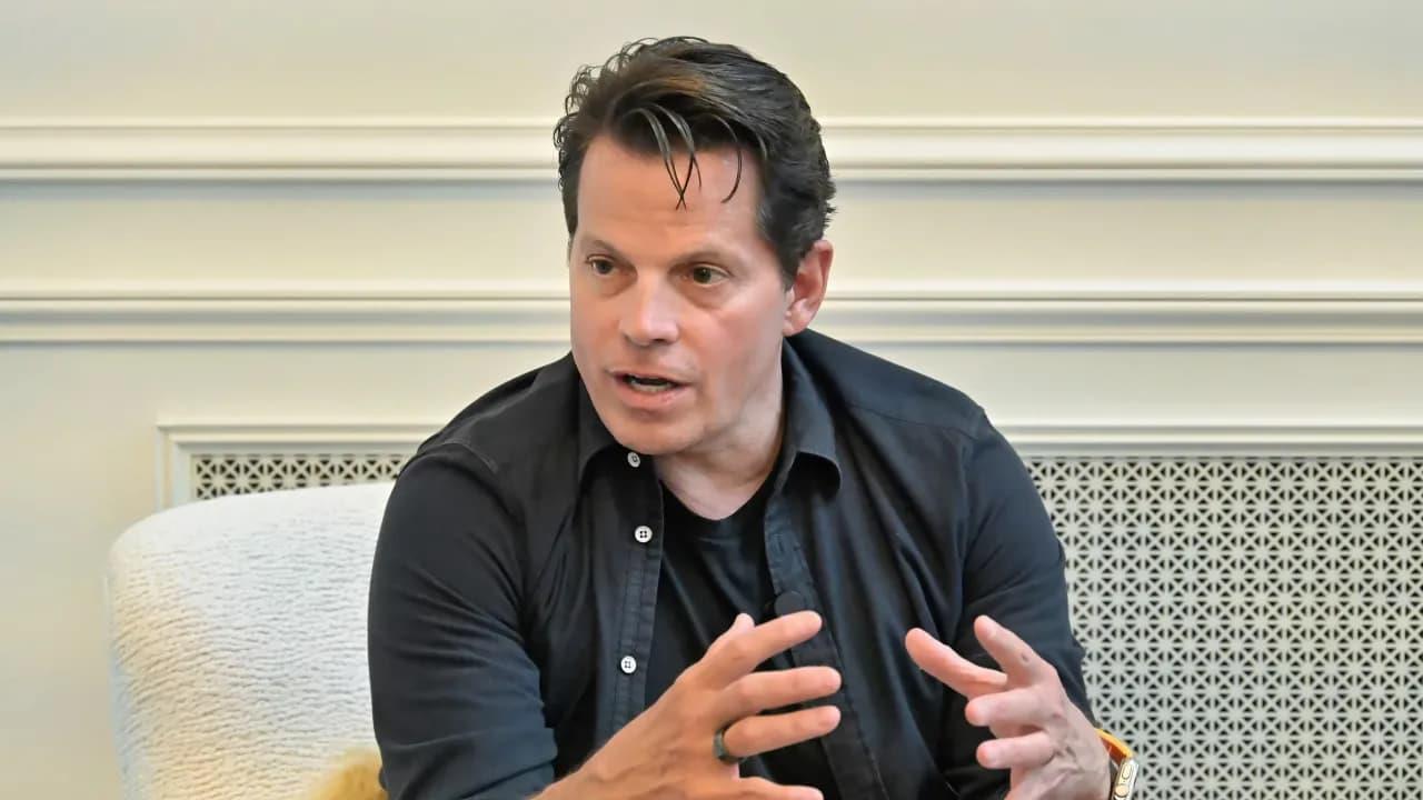 Scaramucci Calls Banks 'Cab Companies', Frames Coinbase And Tether As 'Uber'