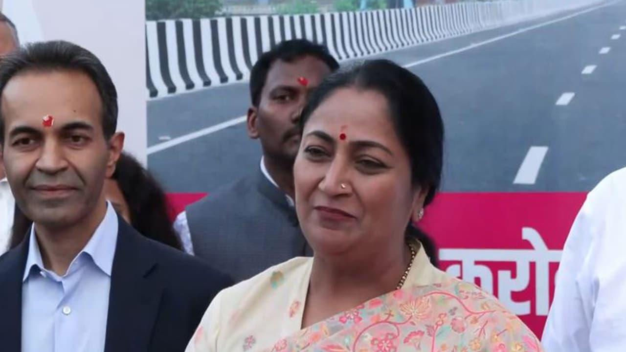 Delhi: CM Rekha Gupta lanza un autobús eléctrico de dos pisos para el turismo