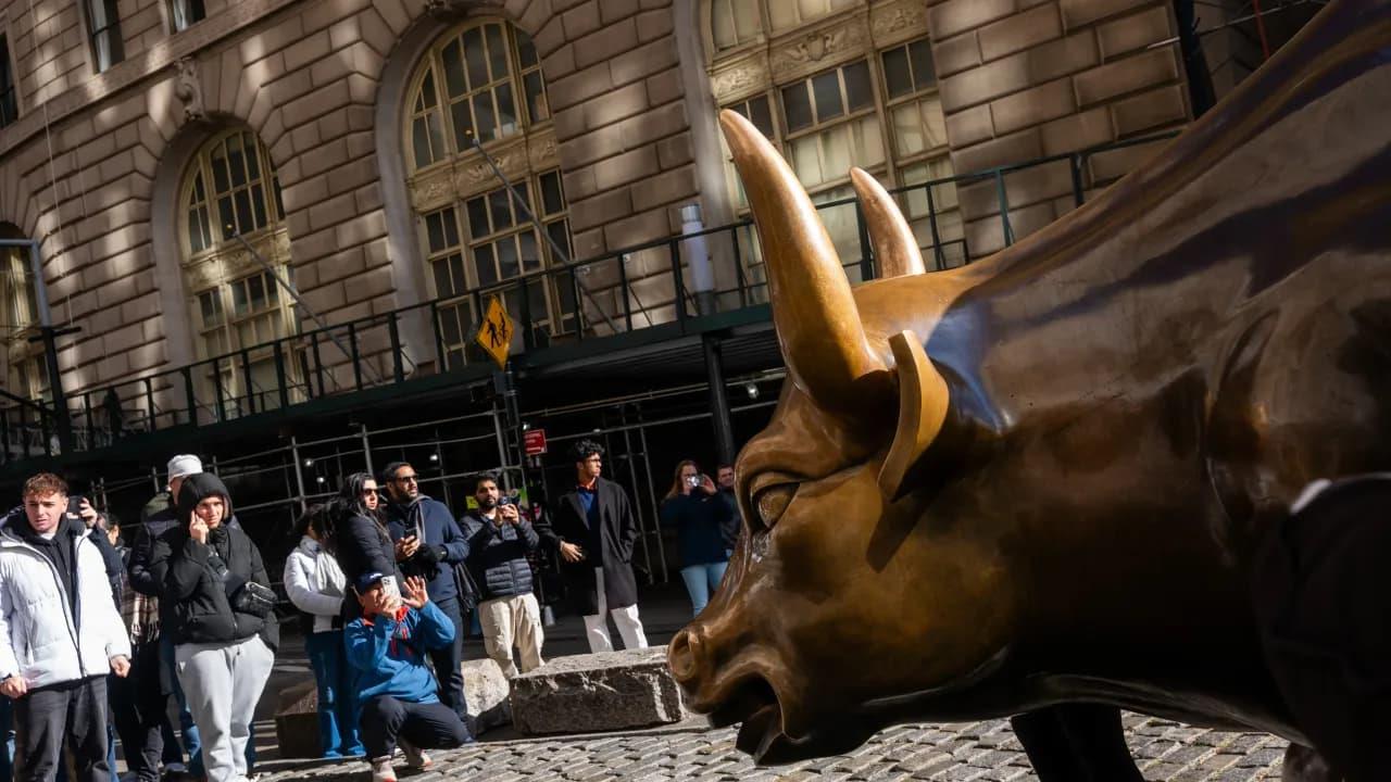 Los futuros de Dow, S&P 500 y Nasdaq aumentan a medida que disminuye el nerviosismo por la guerra de Irán: por qué AVGO, HOOD, BULL, IREN y UAMY son tendencia fuera de horario