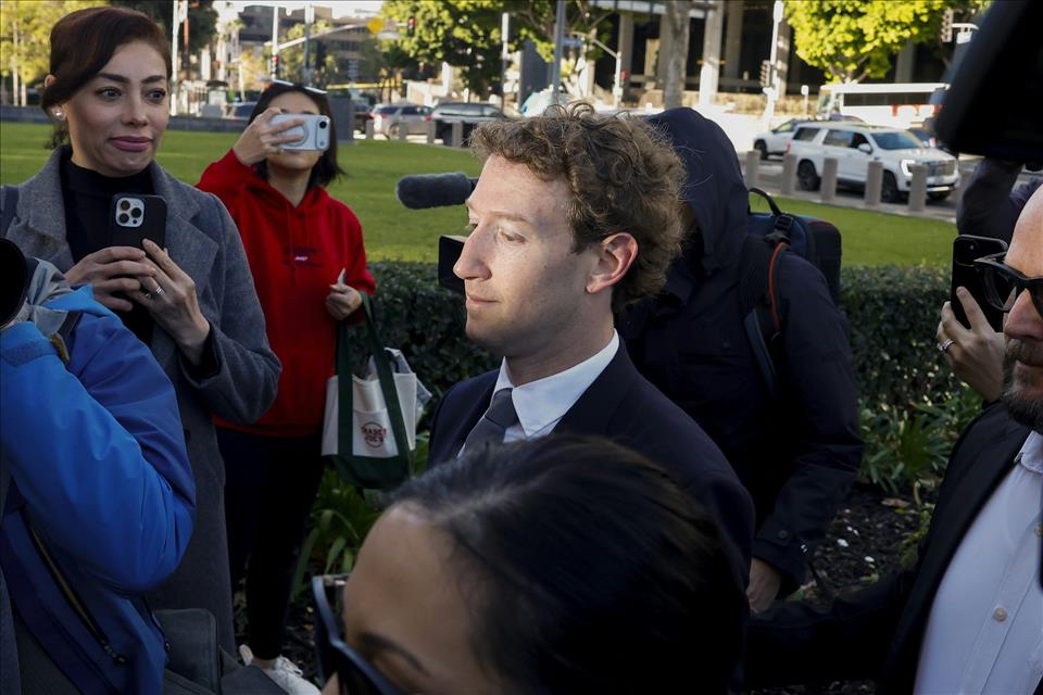 خسرت شركة Meta وGoogle للتو قضية إدمان وسائل التواصل الاجتماعي. خبير في قانون التكنولوجيا يشرح التداعيات