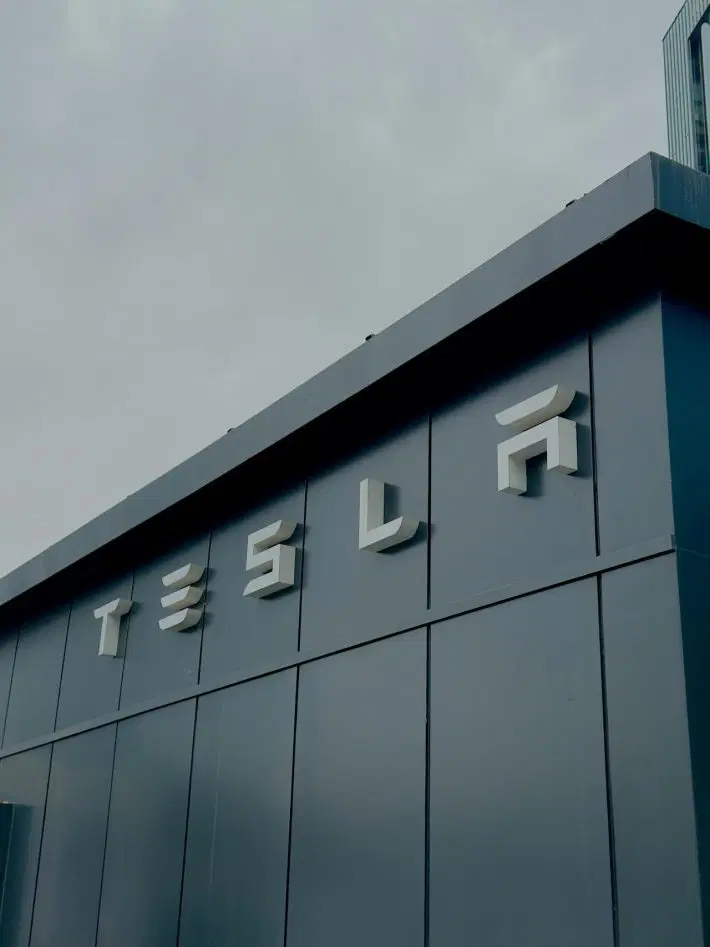 Tesla planea implementar Optimus en sus fábricas primero: los grupos laborales dicen que los robots podrían desplazar a los trabajadores humanos
