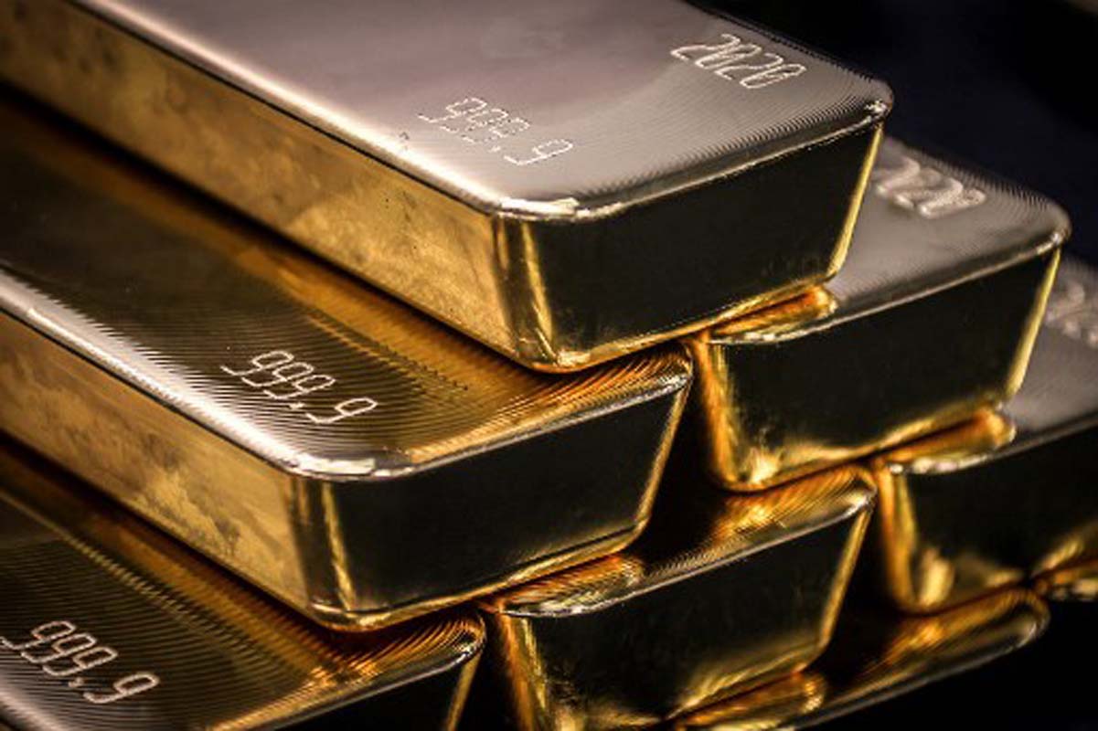 Gold Breaks Record as Investors Flee to Safe-Haven Assets